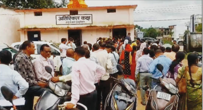 शिक्षकों की लगी रही भीड़ , कतार में बारी आने करते रहे प्रतीक्षा